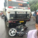 BARAMATI NEWS: बारामतीत (BARAMATI) काल सकाळच्या सुमारास डंपर आणि बाईकच्या भीषण अपघातात वडील आणि दोन मुलींचा मृत्यू झाला. मुलगा आणि नातींच्या अशाप्रकारे दुर्दैवी मृत्यूच्या धक्क्याने मृत व्यक्तीच्या वडिलांचाही आज मृत्यू झाला.