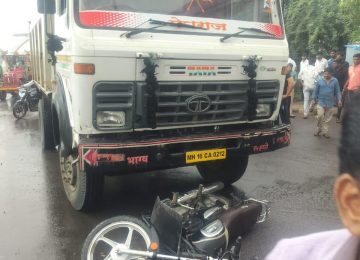 BARAMATI NEWS: बारामतीत (BARAMATI) काल सकाळच्या सुमारास डंपर आणि बाईकच्या भीषण अपघातात वडील आणि दोन मुलींचा मृत्यू झाला. मुलगा आणि नातींच्या अशाप्रकारे दुर्दैवी मृत्यूच्या धक्क्याने मृत व्यक्तीच्या वडिलांचाही आज मृत्यू झाला.