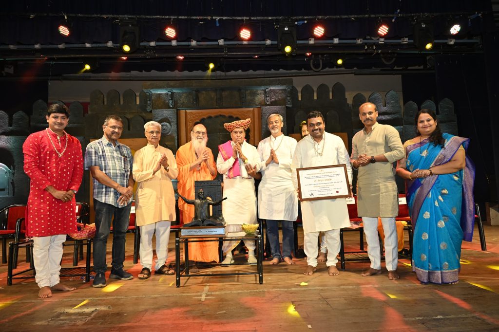  DR VISHWANATH KARAD BABASAHEB PURANDARE विज्ञान आणि अध्यात्माची सांगड घालून देशभरात विद्याप्रसाराचं कार्य हाती घेतलेले एमआयटीचे संस्थापक डॉ. विश्वनाथ कराड यांना महाराष्ट्र कीर्ती सौरभ प्रतिष्ठानच्या वतीने चौथा शिवशाहीर बाबासाहेब पुरंदरे पुरस्कार प्रदान करण्यात आला.