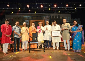  DR VISHWANATH KARAD BABASAHEB PURANDARE विज्ञान आणि अध्यात्माची सांगड घालून देशभरात विद्याप्रसाराचं कार्य हाती घेतलेले एमआयटीचे संस्थापक डॉ. विश्वनाथ कराड यांना महाराष्ट्र कीर्ती सौरभ प्रतिष्ठानच्या वतीने चौथा शिवशाहीर बाबासाहेब पुरंदरे पुरस्कार प्रदान करण्यात आला.