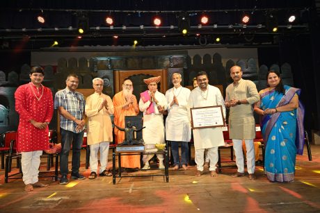  DR VISHWANATH KARAD BABASAHEB PURANDARE विज्ञान आणि अध्यात्माची सांगड घालून देशभरात विद्याप्रसाराचं कार्य हाती घेतलेले एमआयटीचे संस्थापक डॉ. विश्वनाथ कराड यांना महाराष्ट्र कीर्ती सौरभ प्रतिष्ठानच्या वतीने चौथा शिवशाहीर बाबासाहेब पुरंदरे पुरस्कार प्रदान करण्यात आला.