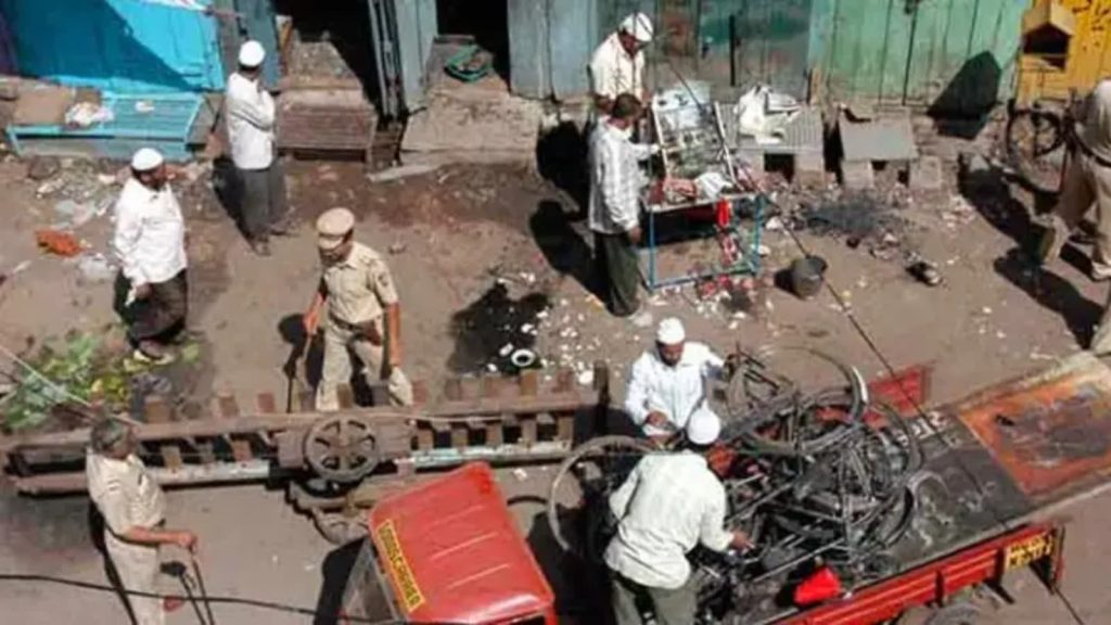 MALEGAO BOMB BLAST एक महत्त्वाचे बातमी समोर आली असून 2008 मध्ये घडलेल्या मालेगाव बॉम्बस्फोट प्रकरणातील सर्व आरोपींची निर्दोष मुक्तता करण्यात आली मुंबईतील विशेष NIA न्यायालयाने हा निर्णय दिला आहे.