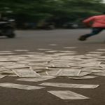 BANER POLICE STATION ROBBERY CASE:  चोरलेल्या कॅशचं ओझं न झेपल्यानं चोरट्यानं रस्त्यातच तिजोरी फेकून पळ काढल्याची घटना पुण्यात घडली आहे. ही घटना बाणेरच्या यशदा चौकात घडली असून पोलीस ही थक्क झालेत.या चोरी प्रकरणी फॉरेक्स व्यावसायिक रोहित मालुसरे (ROHIT MALUSARE) यांनी फिर्याद दिली.