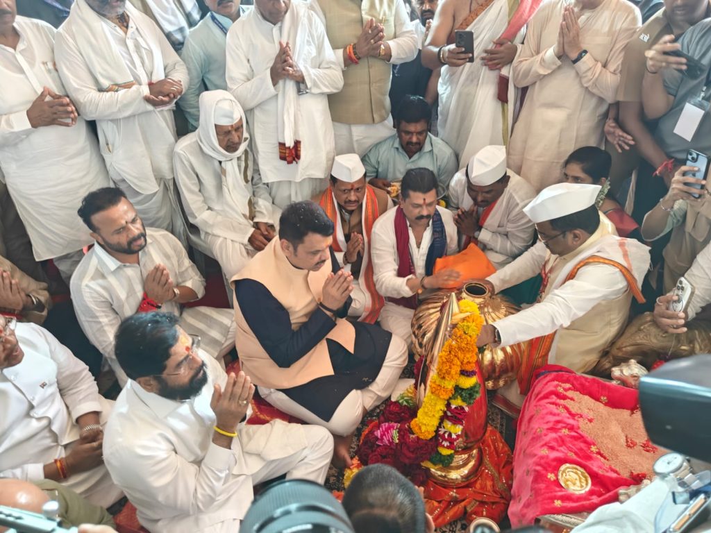 SANT DNYANESHWAR MAHARAJ SUVARNA KALASH: संत ज्ञानेश्वर महाराजांनी पसायदानद्वारे अखिल विश्वाच्या कल्याणाची भावना मांडली आहे. ज्ञानेश्वरीतील हा विश्वात्मक विचार भारतीय संस्कृतीचे मूळ असून तो जगाला मार्गदर्शक आहे, असे प्रतिपादन मुख्यमंत्री देवेंद्र फडणवीस यांनी केले.