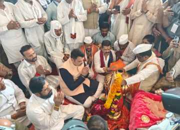 SANT DNYANESHWAR MAHARAJ SUVARNA KALASH: संत ज्ञानेश्वर महाराजांनी पसायदानद्वारे अखिल विश्वाच्या कल्याणाची भावना मांडली आहे. ज्ञानेश्वरीतील हा विश्वात्मक विचार भारतीय संस्कृतीचे मूळ असून तो जगाला मार्गदर्शक आहे, असे प्रतिपादन मुख्यमंत्री देवेंद्र फडणवीस यांनी केले.