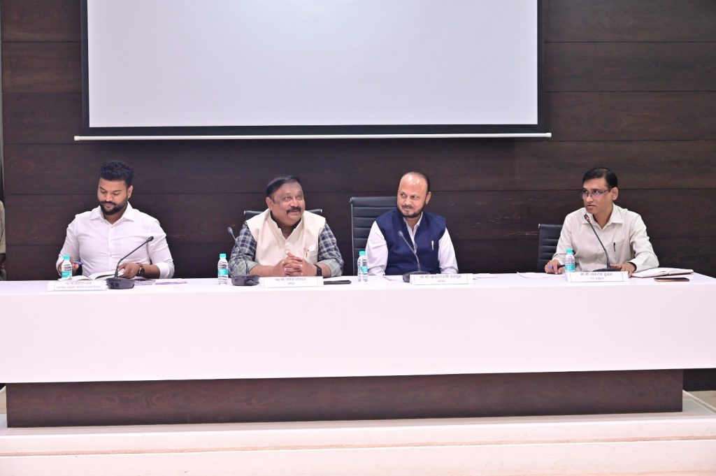 ANANDRAO ADSUL: जिल्ह्यातील अनुसूचित जाती व नवबौद्ध प्रवर्गातील बेघर नागरिकांना हक्काची घरे उपलब्ध करुन देण्याच्या कार्यवाहीला गती द्या, एकही पात्र लाभार्थी योजनांच्या लाभापासून वंचित राहणार नाही, याबाबत दक्षता घ्यावी, असे निर्देश महाराष्ट्र राज्य अनुसूचित जाती जमाती आयोगाचे अध्यक्ष आनंदराव अडसूळ (ANANDRAO ADSUL) यांनी दिले.