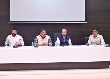 ANANDRAO ADSUL: जिल्ह्यातील अनुसूचित जाती व नवबौद्ध प्रवर्गातील बेघर नागरिकांना हक्काची घरे उपलब्ध करुन देण्याच्या कार्यवाहीला गती द्या, एकही पात्र लाभार्थी योजनांच्या लाभापासून वंचित राहणार नाही, याबाबत दक्षता घ्यावी, असे निर्देश महाराष्ट्र राज्य अनुसूचित जाती जमाती आयोगाचे अध्यक्ष आनंदराव अडसूळ (ANANDRAO ADSUL) यांनी दिले.