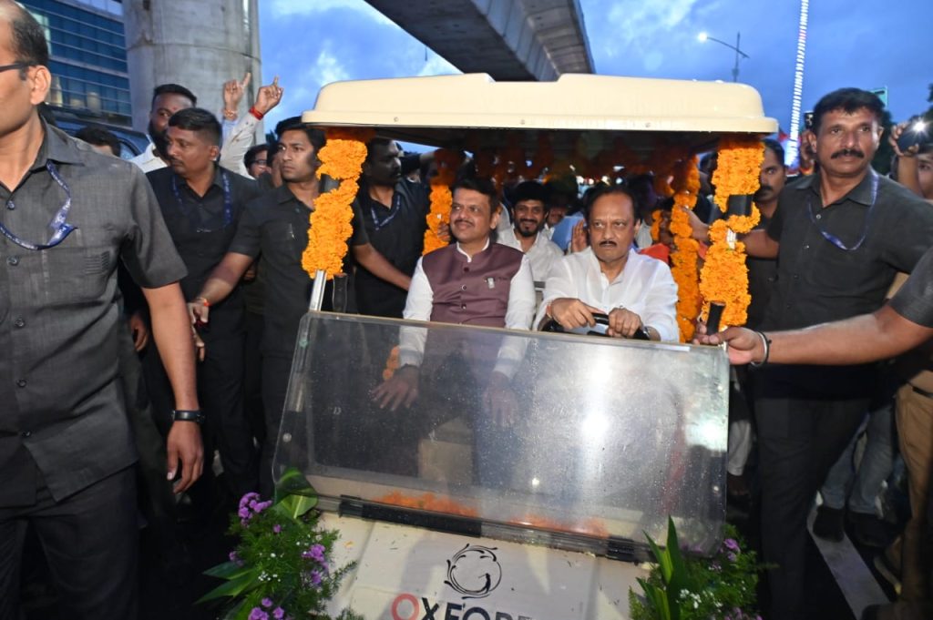 PUNE VIDYAPEETH CHAUK BRIDGE INAUGURATION: मुख्यमंत्री देवेंद्र फडणवीस यांच्या हस्ते पुणे महानगर प्रदेश विकास प्राधिकरणामार्फत औंध ते शिवाजीनगर दरम्यान उभारण्यात आलेल्या एकात्मिक दुमजली उड्डाणपुलाचे सावित्रीबाई फुले पुणे विद्यापीठ चौक येथे बुधवारी (दि.२०) लोकार्पण करण्यात आले. लोकार्पणानंतर त्यांनी दुमजली उड्डाणपुलाच्या कामांची पाहणी केली.