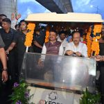 PUNE VIDYAPEETH CHAUK BRIDGE INAUGURATION: मुख्यमंत्री देवेंद्र फडणवीस यांच्या हस्ते पुणे महानगर प्रदेश विकास प्राधिकरणामार्फत औंध ते शिवाजीनगर दरम्यान उभारण्यात आलेल्या एकात्मिक दुमजली उड्डाणपुलाचे सावित्रीबाई फुले पुणे विद्यापीठ चौक येथे बुधवारी (दि.२०) लोकार्पण करण्यात आले. लोकार्पणानंतर त्यांनी दुमजली उड्डाणपुलाच्या कामांची पाहणी केली.