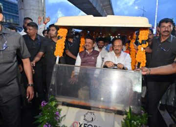 PUNE VIDYAPEETH CHAUK BRIDGE INAUGURATION: मुख्यमंत्री देवेंद्र फडणवीस यांच्या हस्ते पुणे महानगर प्रदेश विकास प्राधिकरणामार्फत औंध ते शिवाजीनगर दरम्यान उभारण्यात आलेल्या एकात्मिक दुमजली उड्डाणपुलाचे सावित्रीबाई फुले पुणे विद्यापीठ चौक येथे बुधवारी (दि.२०) लोकार्पण करण्यात आले. लोकार्पणानंतर त्यांनी दुमजली उड्डाणपुलाच्या कामांची पाहणी केली.