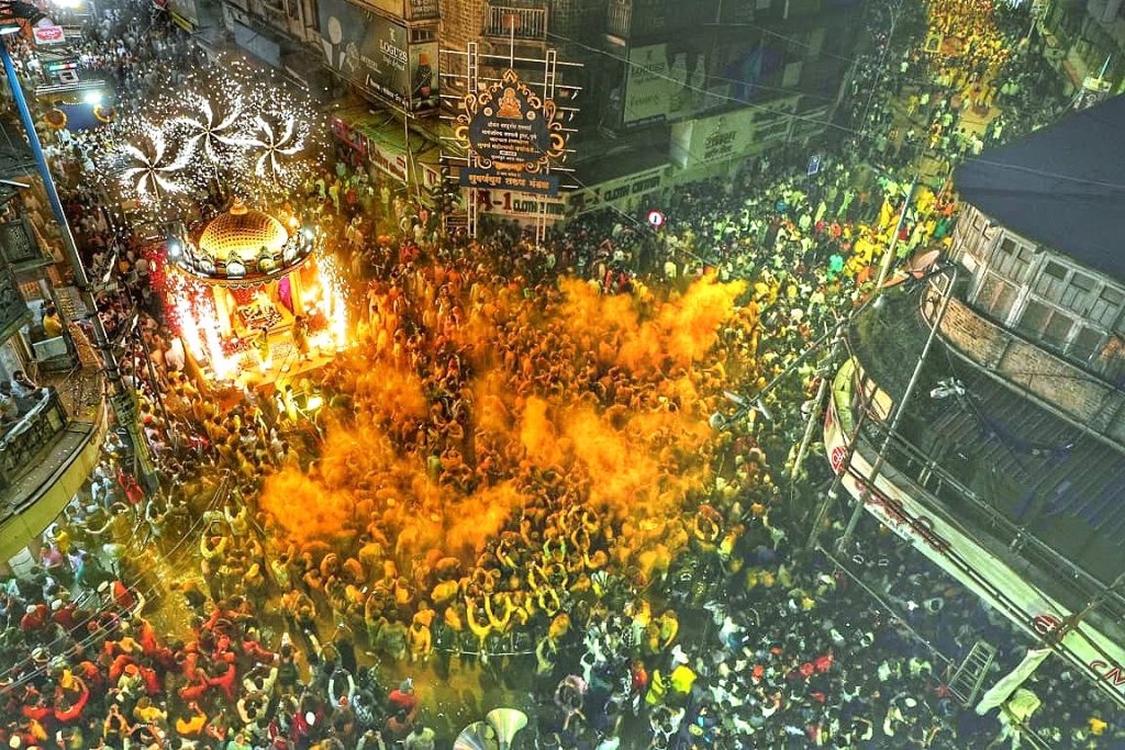 SHREEMNT BHAUSAHEB RANGARI GANPATI: रत्नजडीत रथाला पुष्पांची आकर्षक सजावट, त्यावर कोल्ड फायरची विद्युत रोषणाई, भंडाऱ्याची उधळण, ठिकठिकाणी होणारी पुष्पवृष्ठी आणि ढोल ताशांचा गजरात व मोरया मोरया जयघोषात दिमाखदार मिरवणुकीने हिंदुस्थानातील पहिला सार्वजनिक गणपती श्रीमंत भाऊसाहेब रंगारी गणपती बाप्पाला निरोप देण्यात आला.