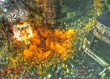 SHREEMNT BHAUSAHEB RANGARI GANPATI: रत्नजडीत रथाला पुष्पांची आकर्षक सजावट, त्यावर कोल्ड फायरची विद्युत रोषणाई, भंडाऱ्याची उधळण, ठिकठिकाणी होणारी पुष्पवृष्ठी आणि ढोल ताशांचा गजरात व मोरया मोरया जयघोषात दिमाखदार मिरवणुकीने हिंदुस्थानातील पहिला सार्वजनिक गणपती श्रीमंत भाऊसाहेब रंगारी गणपती बाप्पाला निरोप देण्यात आला.