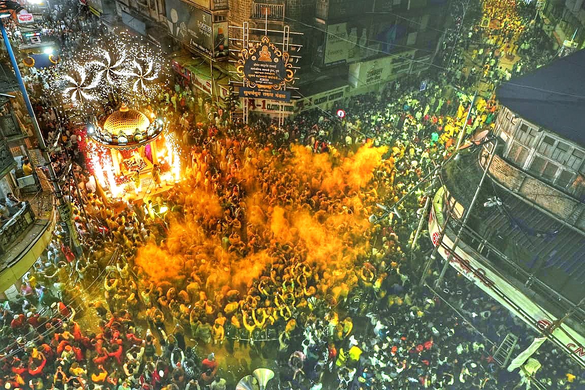SHREEMNT BHAUSAHEB RANGARI GANPATI: रत्नजडीत रथाला पुष्पांची आकर्षक सजावट, त्यावर कोल्ड फायरची विद्युत रोषणाई, भंडाऱ्याची उधळण, ठिकठिकाणी होणारी पुष्पवृष्ठी आणि ढोल ताशांचा गजरात व मोरया मोरया जयघोषात दिमाखदार मिरवणुकीने हिंदुस्थानातील पहिला सार्वजनिक गणपती श्रीमंत भाऊसाहेब रंगारी गणपती बाप्पाला निरोप देण्यात आला.