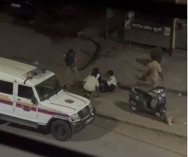 PIMPRI VIRAL VIDEO: पिंपरीत मध्यरात्री भर रस्त्यात हुल्लडबाजी करणाऱ्यांना पोलिसांनी घडवली अद्दल