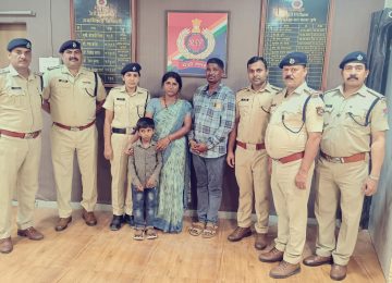 PUNE RAILWAY STATION: दिवाळीसाठी गावी जाणाऱ्या प्रवाशांची गर्दी, तिकीट काढण्याच्या लगबगीत असलेलं कुटुंब आणि तेवढ्यात आपला लहान मुलगा हरवल्याची झालेली जाणीव...