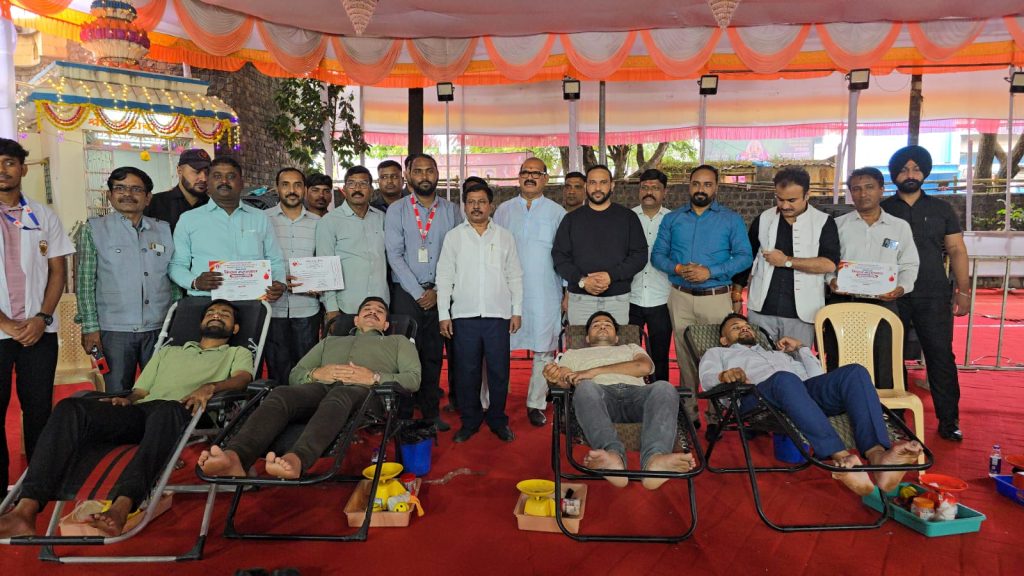 ANNA BANSODE MARATHWADA FLOOD: मराठवाड्यातील पूरग्रस्त बांधवांच्या पाठीशी महाराष्ट्र शासन खंबीरपणे उभे आहे. स्वतः होऊन स्वयंस्फूर्तीने पत्रकार बंधू, भगिनी देखील आता मराठवाडा मिशन उपक्रमातून मदतीस आले आहेत. आपण समाजाचे देणं लागतो या कृतज्ञ भावनेतून त्यांनी आयोजित केलेले रक्तदान शिबिर हा स्तुत्य उपक्रम आहे.