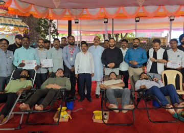 ANNA BANSODE MARATHWADA FLOOD: मराठवाड्यातील पूरग्रस्त बांधवांच्या पाठीशी महाराष्ट्र शासन खंबीरपणे उभे आहे. स्वतः होऊन स्वयंस्फूर्तीने पत्रकार बंधू, भगिनी देखील आता मराठवाडा मिशन उपक्रमातून मदतीस आले आहेत. आपण समाजाचे देणं लागतो या कृतज्ञ भावनेतून त्यांनी आयोजित केलेले रक्तदान शिबिर हा स्तुत्य उपक्रम आहे.