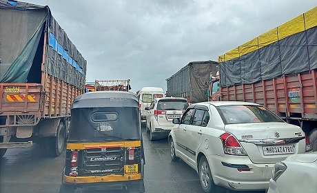 Pune Traffic Problem:Traffic chaos on Pune-Ahilyanagar Road; citizens demand urgent action