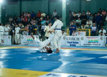 PUNEET BALAN GROUP: पुनीत बालन ग्रुप प्रस्तुत ५२ वी ज्युनिअर राज्यस्तरीय ज्यूडो क्रीडा स्पर्धा महाराष्ट्र ज्यूदो संघटना व जळगाव जिल्हा ज्यूदो हौशी असोसिएशनतर्फे दि. १ नोव्हेंबर ते २ नोव्हेंबर दरम्यान श्री छत्रपती शिवाजी महाराज जिल्हा क्रीडा संकुल, जळगाव येथे आयोजित करण्यात आली असून. स्पर्धेसाठी राज्यभरातून ३० जिल्हयाचे सुमारे ३५० खेळाडू व ८० संघ व्यवस्थापक, कोच, मॅनेजर, पंच सहभागी झाले आहेत (PUNEET BALAN GROUP) काल स्पर्धेचा पहिला दिवस होता.