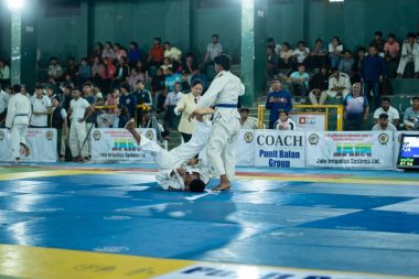 PUNEET BALAN GROUP: पुनीत बालन ग्रुप प्रस्तुत ५२ वी ज्युनिअर राज्यस्तरीय ज्यूडो क्रीडा स्पर्धा महाराष्ट्र ज्यूदो संघटना व जळगाव जिल्हा ज्यूदो हौशी असोसिएशनतर्फे दि. १ नोव्हेंबर ते २ नोव्हेंबर दरम्यान श्री छत्रपती शिवाजी महाराज जिल्हा क्रीडा संकुल, जळगाव येथे आयोजित करण्यात आली असून. स्पर्धेसाठी राज्यभरातून ३० जिल्हयाचे सुमारे ३५० खेळाडू व ८० संघ व्यवस्थापक, कोच, मॅनेजर, पंच सहभागी झाले आहेत (PUNEET BALAN GROUP) काल स्पर्धेचा पहिला दिवस होता.