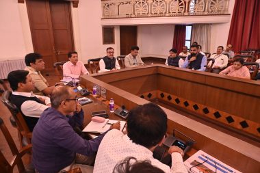 NAVALE BRIDGE :पुणे शहरातील वाहतुकीला शिस्त लागावी, अपघात कमी व्हावेत यासाठी वाहतूक नियमांचे उल्लंघन करणाऱ्यांवर कठोर कारवाई करण्यात यावी, असे निर्देश विभागीय आयुक्त डॉ. चंद्रकांत पुलकुंडवार यांनी दिले.