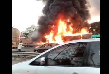 PUNE NAVALE BRIDGE ACCIDENT:  पुण्यातील नवले पुलावर (PUNE NAVALE BRIDGE ACCIDENT) गुरुवारी संध्याकाळी पुन्हा एकदा भीषण अपघात झाला आहे. भरधाव कंटेनरने काही गाड्यांना धडक दिली असून 7 जणांचा मृत्यू झाला आहे शहरातील नवले पुलावर हा अपघात होऊन दोन ते तीन वाहनांनी पेट घेतल्याची धक्कादायक घटना घडली.