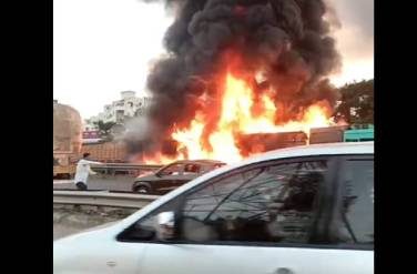 PUNE NAVALE BRIDGE ACCIDENT:  पुण्यातील नवले पुलावर (PUNE NAVALE BRIDGE ACCIDENT) गुरुवारी संध्याकाळी पुन्हा एकदा भीषण अपघात झाला आहे. भरधाव कंटेनरने काही गाड्यांना धडक दिली असून 7 जणांचा मृत्यू झाला आहे शहरातील नवले पुलावर हा अपघात होऊन दोन ते तीन वाहनांनी पेट घेतल्याची धक्कादायक घटना घडली.