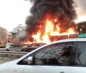 PUNE NAVALE BRIDGE ACCIDENT:  पुण्यातील नवले पुलावर (PUNE NAVALE BRIDGE ACCIDENT) गुरुवारी संध्याकाळी पुन्हा एकदा भीषण अपघात झाला आहे. भरधाव कंटेनरने काही गाड्यांना धडक दिली असून 7 जणांचा मृत्यू झाला आहे शहरातील नवले पुलावर हा अपघात होऊन दोन ते तीन वाहनांनी पेट घेतल्याची धक्कादायक घटना घडली.