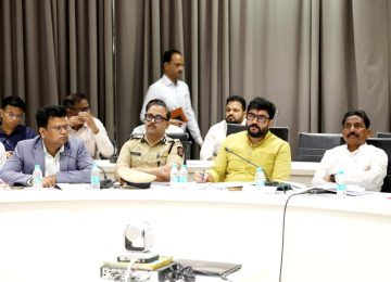 NAVALE BRIDGE l MURLIDHAR MOHOL: नवले पुल (NAVALE BRIDGE) परिसरात झालेला अपघात दुर्दवी असून यापुढे या भागात अपघात रोखण्याकरिता प्रशासनाने अल्पकालिन व दीर्घकालिन कायमस्वरुपी उपाययोजना कराव्यात, ही सर्व कामे करतांना करावयाच्या कामानुसार विभागनिहाय जबाबदारी निश्चित करावी.