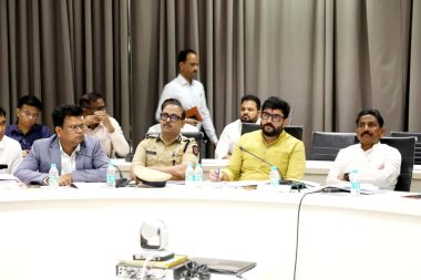 NAVALE BRIDGE l MURLIDHAR MOHOL: नवले पुल (NAVALE BRIDGE) परिसरात झालेला अपघात दुर्दवी असून यापुढे या भागात अपघात रोखण्याकरिता प्रशासनाने अल्पकालिन व दीर्घकालिन कायमस्वरुपी उपाययोजना कराव्यात, ही सर्व कामे करतांना करावयाच्या कामानुसार विभागनिहाय जबाबदारी निश्चित करावी.