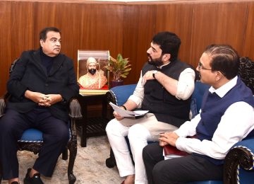 NITIN GADKARI l NAVALE BRIDGE: मुंबई बेंगळुरू राष्ट्रीय महामार्गावरील नवले पूल (NAVALE BRIDGE) परिसरातील वाढत्या अपघातांना आळा घालण्यासाठी आवश्यक असणाऱ्या उपाययोजना तातडीने आणि प्राधान्याने सुरू कराव्यात, असे आदेश केंद्रीय रस्ते वाहतूक मंत्री नितीन गडकरी (NITIN GADKARI) यांनी राष्ट्रीय महामार्ग प्राधिकरणाला दिले आहेत, अशी माहिती पुण्याचे खासदार व केंद्रीय राज्यमंत्री मुरलीधर मोहोळ (MURLIDHAR MOHOL) यांनी दिली. नवले पूल येथे नुकत्याच झालेल्या अपघातात आठ जणांचा बळी गेला होता.