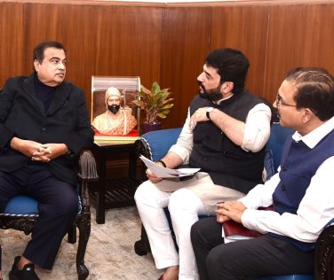 NITIN GADKARI l NAVALE BRIDGE: मुंबई बेंगळुरू राष्ट्रीय महामार्गावरील नवले पूल (NAVALE BRIDGE) परिसरातील वाढत्या अपघातांना आळा घालण्यासाठी आवश्यक असणाऱ्या उपाययोजना तातडीने आणि प्राधान्याने सुरू कराव्यात, असे आदेश केंद्रीय रस्ते वाहतूक मंत्री नितीन गडकरी (NITIN GADKARI) यांनी राष्ट्रीय महामार्ग प्राधिकरणाला दिले आहेत, अशी माहिती पुण्याचे खासदार व केंद्रीय राज्यमंत्री मुरलीधर मोहोळ (MURLIDHAR MOHOL) यांनी दिली. नवले पूल येथे नुकत्याच झालेल्या अपघातात आठ जणांचा बळी गेला होता.