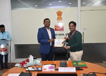 PUNE REGION POST OFFICE:  पुणे टपाल क्षेत्रीय (PUNE REGION POST OFFICE)  कार्यालयामार्फत राबविण्यात आलेल्या "दिवाळी फराळ मोहीम 2025" या विशेष उपक्रमात उल्लेखनीय कामगिरी केल्याबद्दल विविध टपाल कर्मचाऱ्यांचा सत्कार अभिजित बनसोडे संचालक, टपाल सेवा पुणे (PUNE POST OFFICE) यांच्या अध्यक्षतेखाली आज करण्यात आला.