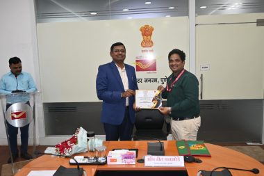 PUNE REGION POST OFFICE:  पुणे टपाल क्षेत्रीय (PUNE REGION POST OFFICE)  कार्यालयामार्फत राबविण्यात आलेल्या "दिवाळी फराळ मोहीम 2025" या विशेष उपक्रमात उल्लेखनीय कामगिरी केल्याबद्दल विविध टपाल कर्मचाऱ्यांचा सत्कार अभिजित बनसोडे संचालक, टपाल सेवा पुणे (PUNE POST OFFICE) यांच्या अध्यक्षतेखाली आज करण्यात आला.