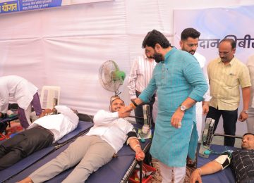 MURLIDHAR MOHOL:  शहरात रक्ताचा तुटवडा गंभीर होत असताना, पुणेकरांनी पुन्हा एकदा सामाजिक उत्तरदायित्वाच्या उच्च परंपरेचे जतन करीत, खासदार आणि केंद्रीय सहकार व नागरी हवाई वाहतूक राज्यमंत्री मुरलीधर मोहोळ (MURLIDHAR MOHOL) यांच्या वाढदिवसानिमित्त आयोजित रक्तदान महाअभियानात ५६ रक्तदान शिबिरांमधून तब्बल १० हजार ३३८ रक्तपिशव्यांचे विक्रमी संकलन केले. PUNE NAVALE BRIDGE l MURLIDHAR MOHOL : नवले पुलावरील अपघात रोखण्यासाठी काय करणार उपाययोजना?
