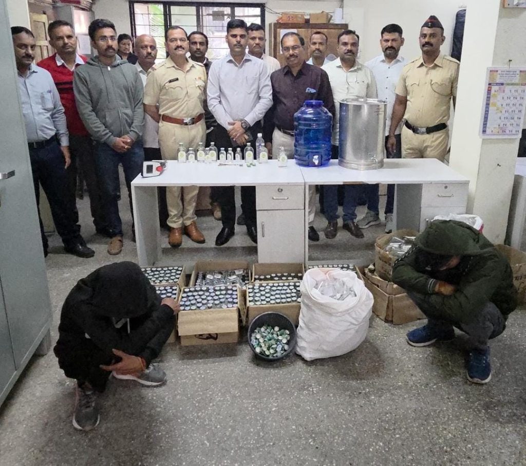 EXCISE DUTY PUNE: राज्य उत्पादन शुल्क विभागाच्या भरारी पथक क्रमांक तीनच्यावतीने करण्यात आलेल्या कारवाईत १ लाख १४ हजार ६२५ रुपये किमतीचा मुद्देमाल जप्त करण्यात आला आहे. राज्य उत्पादन शुल्कच्या भरारी पथकास मिळालेल्या खात्रीलायक बातमीनुसार खेड तालुक्यात नाणेकरवाडी हद्दीतील मुत्केवाडी या ठिकाणी अवैद्य मद्यविक्री अड्ड्यावर छापा टाकून २ ५ नोव्हेंबर रोजी कारवाई करण्यात आली. या कारवाईत सदर ठिकाणी देशी दारू पावर लाईन पंच मद्याच्या