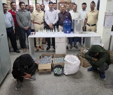 EXCISE DUTY PUNE: राज्य उत्पादन शुल्क विभागाच्या भरारी पथक क्रमांक तीनच्यावतीने करण्यात आलेल्या कारवाईत १ लाख १४ हजार ६२५ रुपये किमतीचा मुद्देमाल जप्त करण्यात आला आहे. राज्य उत्पादन शुल्कच्या भरारी पथकास मिळालेल्या खात्रीलायक बातमीनुसार खेड तालुक्यात नाणेकरवाडी हद्दीतील मुत्केवाडी या ठिकाणी अवैद्य मद्यविक्री अड्ड्यावर छापा टाकून २ ५ नोव्हेंबर रोजी कारवाई करण्यात आली. या कारवाईत सदर ठिकाणी देशी दारू पावर लाईन पंच मद्याच्या