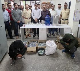 EXCISE DUTY PUNE: राज्य उत्पादन शुल्क विभागाच्या भरारी पथक क्रमांक तीनच्यावतीने करण्यात आलेल्या कारवाईत १ लाख १४ हजार ६२५ रुपये किमतीचा मुद्देमाल जप्त करण्यात आला आहे. राज्य उत्पादन शुल्कच्या भरारी पथकास मिळालेल्या खात्रीलायक बातमीनुसार खेड तालुक्यात नाणेकरवाडी हद्दीतील मुत्केवाडी या ठिकाणी अवैद्य मद्यविक्री अड्ड्यावर छापा टाकून २ ५ नोव्हेंबर रोजी कारवाई करण्यात आली. या कारवाईत सदर ठिकाणी देशी दारू पावर लाईन पंच मद्याच्या