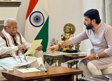 MURLIDHAR MOHOL l PUNE METRO :पुणेकरांसाठी आनंदाची बातमी. पंतप्रधान नरेंद्र मोदी यांच्या अध्यक्षतेखाली केंद्रीय मंत्रिमंडळाने पुणे मेट्रोच्या ३१.६ किलोमीटर अंतराच्या दोन विस्तारित मार्गिकांना मान्यता दिली आहे. त्यामुळे पुणे मेट्रो शहराच्या चारही बाजूला विस्तारणार असून पुण्याची सार्वजनिक वाहतूक अधिक सुरक्षित, आरामदायी आणि वेगवान होणार आहे. शहरातील मेट्रो मार्गाच्या विस्तारासाठी खासदार व केंद्रीय राज्यमंत्री मुरलीधर मोहोळ यांनी पाठपुरावा केला होता.