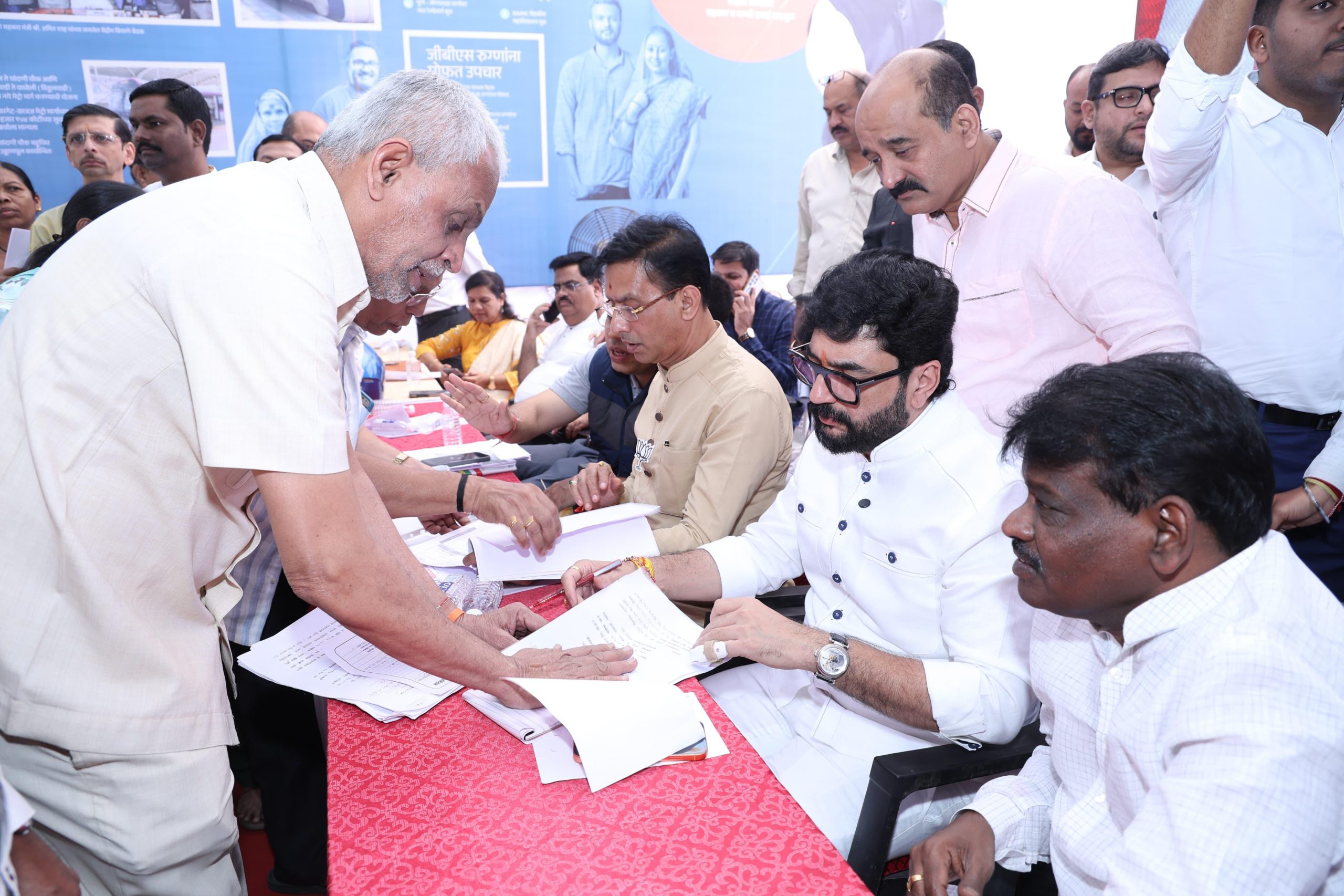 MURLIDHAR MOHOL  पुणेकरांनी खासदार म्हणून मला जबाबदारीने, अपेक्षेने निवडून दिले आहे. खासदार म्हणून नागरिकांच्या संपर्कात राहीन, असा शब्द मी दिला होता. खासदार (PUNE MP) झाल्यानंतर चौदा जनता दरबार यशस्वीरित्या पार पडले असून मी माझा शब्द पाळला आहे, असे पुण्याचे खासदार केंद्रीय राज्यमंत्री मुरलीधर मोहोळ (MURLIDHAR MOHOL ) यांनी रविवारी सांगितले.