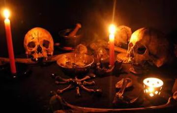 KOLHAPUR SHIROLI PULACHI VIRAL NEWS:  कोल्हापुरातील शिरोली पुलाची (KOLHAPUR SHIROLI PULACHI VIRAL NEWS) गावात मध्यरात्री स्मशानभूमीत अघोरी पूजाविधी केल्याचा धक्कादायक प्रकार उघडकीस आला आहे.