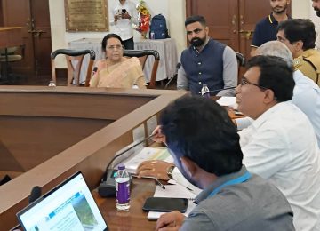 NEELAM GORHE: मुंबई–बेंगळुरू राष्ट्रीय महामार्गावरील नवले ब्रिज परिसरात वारंवार होणाऱ्या अपघातांची गंभीर दखल घेत विधान परिषदेच्या उपसभापती डॉ. नीलम गोऱ्हे (NEELAM GORHE) यांनी आज विभागीय आयुक्त कार्यालयात तातडीची आढावा बैठक घेतली. सदर महामार्गावरील वाहतूक सुरक्षिततेसाठी, नवा रिंगरोड प्रकल्प पूर्ण होईपर्यंत प्रशासकीय यंत्रणेनं तत्काळ राबवावयाच्या पाच महत्त्वपूर्ण उपाययोजना घोषीत कराव्यात, अशा ठोस सूचना त्यांनी बैठकीत केल्या.