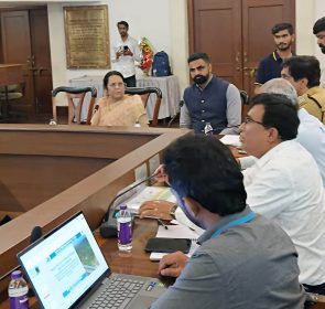 NEELAM GORHE: मुंबई–बेंगळुरू राष्ट्रीय महामार्गावरील नवले ब्रिज परिसरात वारंवार होणाऱ्या अपघातांची गंभीर दखल घेत विधान परिषदेच्या उपसभापती डॉ. नीलम गोऱ्हे (NEELAM GORHE) यांनी आज विभागीय आयुक्त कार्यालयात तातडीची आढावा बैठक घेतली. सदर महामार्गावरील वाहतूक सुरक्षिततेसाठी, नवा रिंगरोड प्रकल्प पूर्ण होईपर्यंत प्रशासकीय यंत्रणेनं तत्काळ राबवावयाच्या पाच महत्त्वपूर्ण उपाययोजना घोषीत कराव्यात, अशा ठोस सूचना त्यांनी बैठकीत केल्या.