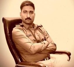 YAVAT POLICE NIKHIL RANDIVE: यवत पोलिस ठाण्यातील केडगाव चौकीत कार्यरत असलेले पोलिस नाईक निखिल रणदिवे यांनी पाच दिवसांपासून व्हॉट्सअ‍ॅप स्टेटसवर भावनिक संदेश आणि एका मुलीसोबतचा फोटो पोस्ट केल्यामुळे आणि त्यानंतर बेपत्ता झाल्यानंतर एकच खळबळ उडाली.. परंतु आता निखिल रणदिवे यांच्याबाबत एक नवी माहिती आता समोर आली..