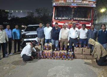 EXCISE DUTY ACTION: परराज्यातून महाराष्ट्रात होणाऱ्या अवैध मद्याच्या तस्करीविरुद्ध राज्य उत्पादन शुल्क, पुणे विभागाने सापळा रचून दोन स्वतंत्र कारवाया केल्या असून एकूण पाच आरोपींना अटक करून वाहनांसह सुमारे 48 लाख रुपयांचा मुद्देमाल जप्त केला.