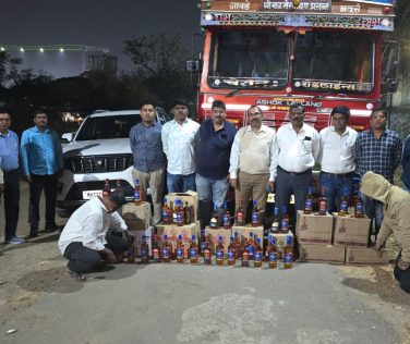EXCISE DUTY ACTION: परराज्यातून महाराष्ट्रात होणाऱ्या अवैध मद्याच्या तस्करीविरुद्ध राज्य उत्पादन शुल्क, पुणे विभागाने सापळा रचून दोन स्वतंत्र कारवाया केल्या असून एकूण पाच आरोपींना अटक करून वाहनांसह सुमारे 48 लाख रुपयांचा मुद्देमाल जप्त केला.