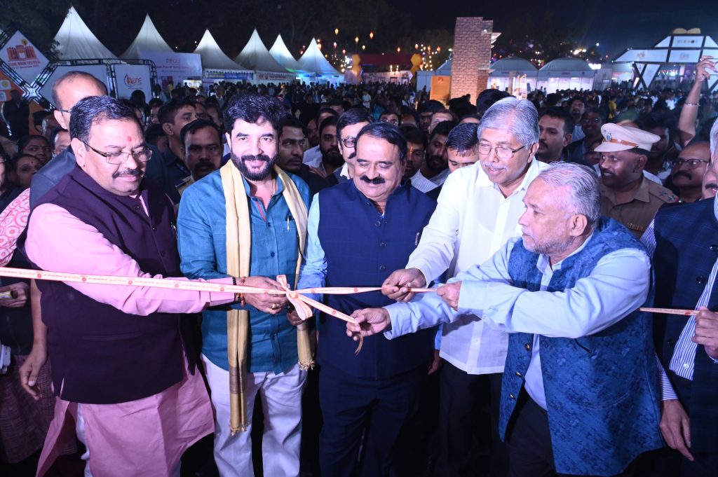 PUNE BOOK FESTIVAL:  पुणे पुस्तक महोत्सवाला (PUNE BOOK FESTIVAL) मिळणारा वाढता प्रतिसाद पाहता येत्या काळात पुणे ही पुस्तकाची राजधानी करण्यासाठी प्रयत्न करणार असून पुढील वर्षी हा महोत्सव जागतिक पुस्तक महोत्सव म्हणून आयोजित करण्याचा मानस असल्याचे प्रतिपादन राज्याचे उच्च व तंत्र शिक्षण मंत्री चंद्रकांत पाटील यांनी केले. नॅशनल बुक ट्रस्टच्यावतीने फर्ग्युसन महाविद्यालय येथे आयोजित तिसऱ्या पुणे पुस्तक महोत्सवाच्या उद्घाटनप्रसंगी ते बोलत होते.