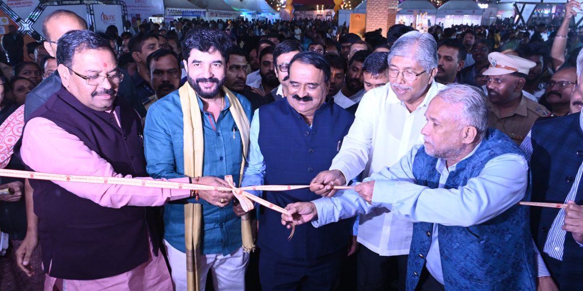 PUNE BOOK FESTIVAL:  पुणे पुस्तक महोत्सवाला (PUNE BOOK FESTIVAL) मिळणारा वाढता प्रतिसाद पाहता येत्या काळात पुणे ही पुस्तकाची राजधानी करण्यासाठी प्रयत्न करणार असून पुढील वर्षी हा महोत्सव जागतिक पुस्तक महोत्सव म्हणून आयोजित करण्याचा मानस असल्याचे प्रतिपादन राज्याचे उच्च व तंत्र शिक्षण मंत्री चंद्रकांत पाटील यांनी केले. नॅशनल बुक ट्रस्टच्यावतीने फर्ग्युसन महाविद्यालय येथे आयोजित तिसऱ्या पुणे पुस्तक महोत्सवाच्या उद्घाटनप्रसंगी ते बोलत होते.