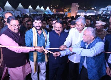 PUNE BOOK FESTIVAL:  पुणे पुस्तक महोत्सवाला (PUNE BOOK FESTIVAL) मिळणारा वाढता प्रतिसाद पाहता येत्या काळात पुणे ही पुस्तकाची राजधानी करण्यासाठी प्रयत्न करणार असून पुढील वर्षी हा महोत्सव जागतिक पुस्तक महोत्सव म्हणून आयोजित करण्याचा मानस असल्याचे प्रतिपादन राज्याचे उच्च व तंत्र शिक्षण मंत्री चंद्रकांत पाटील यांनी केले. नॅशनल बुक ट्रस्टच्यावतीने फर्ग्युसन महाविद्यालय येथे आयोजित तिसऱ्या पुणे पुस्तक महोत्सवाच्या उद्घाटनप्रसंगी ते बोलत होते.