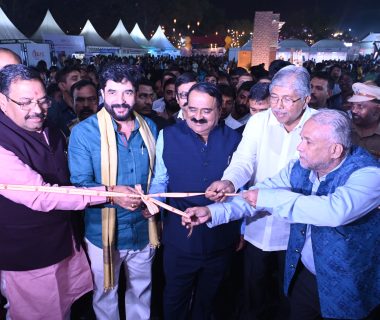 PUNE BOOK FESTIVAL:  पुणे पुस्तक महोत्सवाला (PUNE BOOK FESTIVAL) मिळणारा वाढता प्रतिसाद पाहता येत्या काळात पुणे ही पुस्तकाची राजधानी करण्यासाठी प्रयत्न करणार असून पुढील वर्षी हा महोत्सव जागतिक पुस्तक महोत्सव म्हणून आयोजित करण्याचा मानस असल्याचे प्रतिपादन राज्याचे उच्च व तंत्र शिक्षण मंत्री चंद्रकांत पाटील यांनी केले. नॅशनल बुक ट्रस्टच्यावतीने फर्ग्युसन महाविद्यालय येथे आयोजित तिसऱ्या पुणे पुस्तक महोत्सवाच्या उद्घाटनप्रसंगी ते बोलत होते.